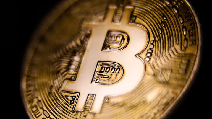 Bitcoin bie nën 34,000 dollarë gjatë fundjavës, duke zgjatur humbjet e së premtes