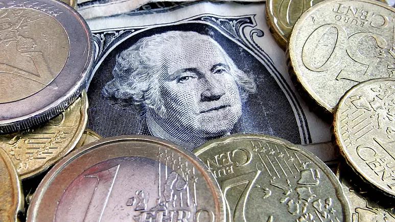 Euro arrin barazinë me dollarin për herë të parë në 20 vjet