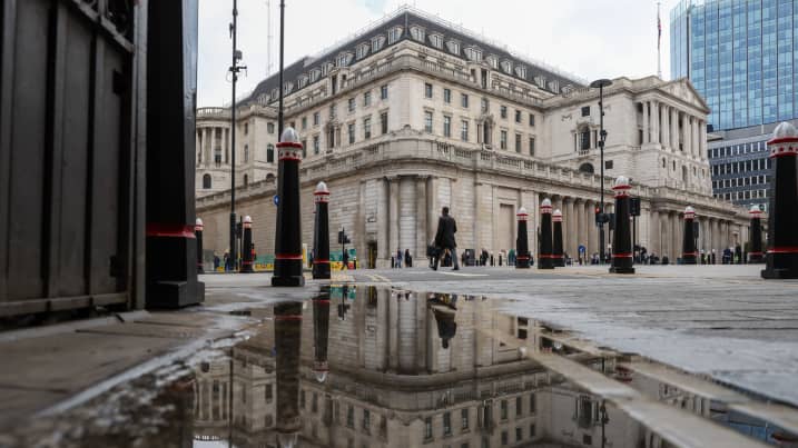Banka e Anglisë nis rritjen më të madhe të normave të interesit në 27 vjet, parashikon një recesion të gjatë