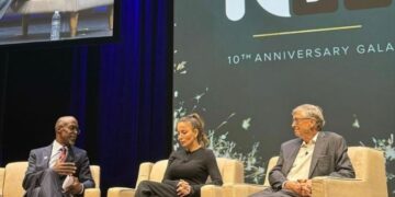 Shqiptarja Mira Murati krah për krah me Bill Gates
