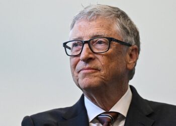 Bill Gates: Njerëzit mund të punojnë vetëm tre ditë në javë falë robotëve të inteligjencës