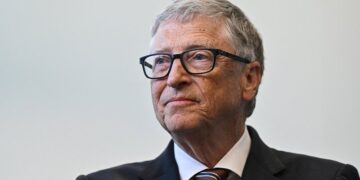 Bill Gates: Njerëzit mund të punojnë vetëm tre ditë në javë falë robotëve të inteligjencës