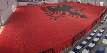 Kosovarja synon rekord të ri në Guiness me flamurin gjigant kuqezi