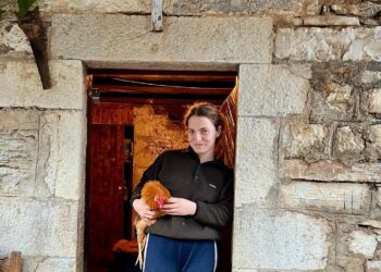 Marjana Koçeku, vajza që po shkon larg, duke qëndruar në kullën e saj