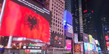 Flamuri kuqezi në ekranet gjigante në sheshin e New York-ut