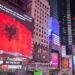Flamuri kuqezi në ekranet gjigante në sheshin e New York-ut