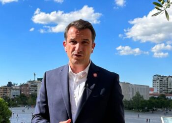 Veliaj uron qytetarët për festat e fundvitit