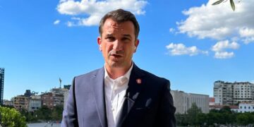 Veliaj uron qytetarët për festat e fundvitit