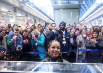 Këngëtarja Alicia Keys këndon nga një stacion në Londër