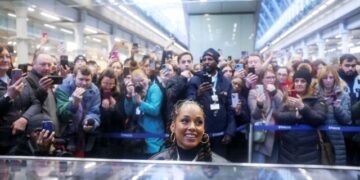 Këngëtarja Alicia Keys këndon nga një stacion në Londër