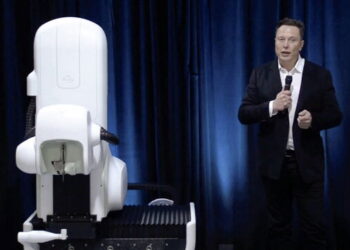 Kompania e Elon Musk implanton çipin e parë në trurin e njeriut