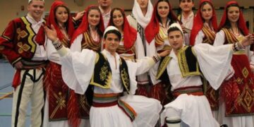 Regjisorja shqiptare themelon “New York fashion brand“, e cila promovon veshjet tradicionale