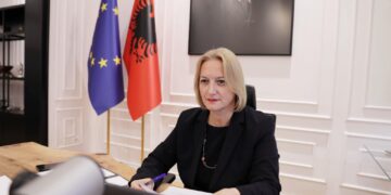Ministrja Denaj takim me kryetarët e bashkive për zonat rurale