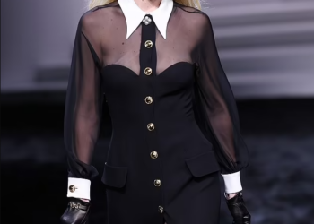 Gigi Hadid shkëlqen në pasarelën e “Versace”