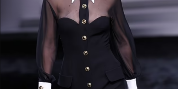 Gigi Hadid shkëlqen në pasarelën e “Versace”