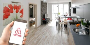 Airbnb ndalon kamerat e vëzhgimit brenda pronave me qira
