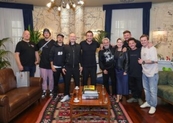 Performancë me muzikë tekno sonte në Tiranë