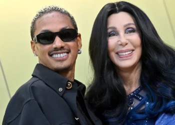 Cher zbulon arsyen pse shoqërohet me burra të rinj dhe refuzoi Elvis Presley-n