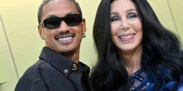 Cher zbulon arsyen pse shoqërohet me burra të rinj dhe refuzoi Elvis Presley-n