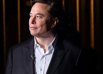 Elon Musk ripunëson disa nga punonjësit e Supercharger që shkarkoi më herët