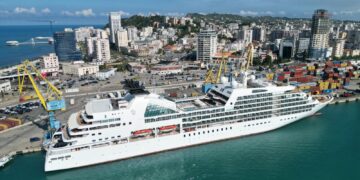 Mbërrin në Durrës kroçera me turistë “Seabourn Quest”