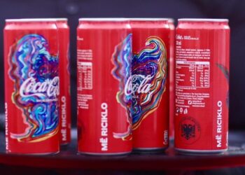 Në kanaçet e Coca-Cola, zemra e shqipes dykrenarë nga koleksioni i kryeministrit Edi Rama