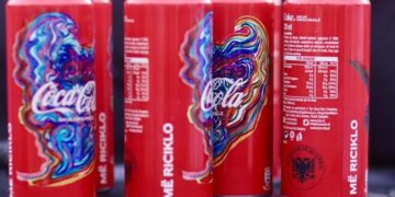 Në kanaçet e Coca-Cola, zemra e shqipes dykrenarë nga koleksioni i kryeministrit Edi Rama