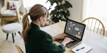 2023, rreth 15 mijë persona të punësuar online në Shqipëri