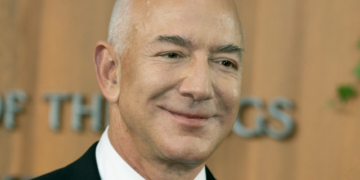 Jeff Bezos do të shesë 5 miliardë dollarë aksione të Amazon