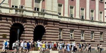 Dyndje turistësh në fundjavë në Tiranë