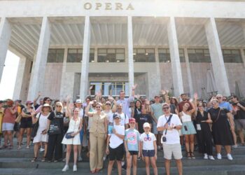 Veliaj me guidat dhe turistët që vizitojnë Tiranën: Kemi 1 milionë vizitorë në muaj