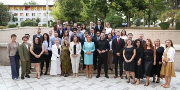 32 studentë nga Europa në Kolegjin e Europës në Tiranë, Veliaj: Tri bursa për të rinjtë ekselentë shqiptarë