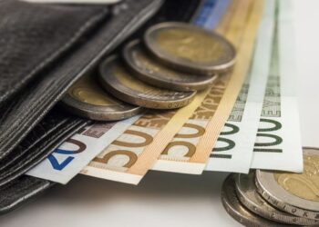 Paga mbi 3 mijë euro për kryetarët e bashkive . Sa do paguhen për kryebashkiakët dhe punonjësit e 61 njësive?