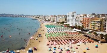 “Express”: Plazhi i Durrësit, një nga destinacionet më të njohura për britanikët