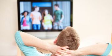 Si ndikon në plakjen e njerëzve qëndrimi shumë gjatë para televizorit