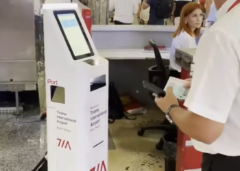 Karta e imbarkimit vetëm me skanimin e pasaportës në Aeroportin Ndërkombëtar të Tiranës
