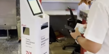 Karta e imbarkimit vetëm me skanimin e pasaportës në Aeroportin Ndërkombëtar të Tiranës