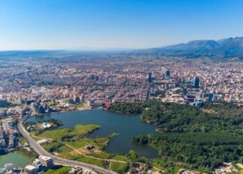 Media amerikane “Islands”: Tirana, një nga perlat më autentike të fshehura të Evropës