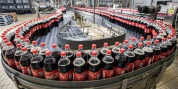 Coca Cola mund te përdorë më shumë plastikë për shkak të tarifave të Trump