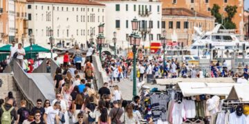 Vizitorët që duan të hyjnë në Venecia do paguajnë taksë 10 euro