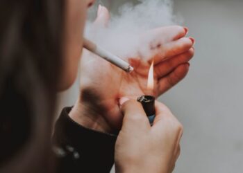 Studimi tronditës: Tymi i cigares mund të qëndrojë në dhomë gati një dekadë