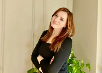 Bisedë me Psikoterapisten Arilda Dushaj: Një Reflektim mbi Fuqinë e Terapisë dhe Rolin e Psikologut në Një Botë të Shqetësuar