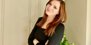 Bisedë me Psikoterapisten Arilda Dushaj: Një Reflektim mbi Fuqinë e Terapisë dhe Rolin e Psikologut në Një Botë të Shqetësuar