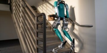 Amazon po stërvit robotët humanoid për të dorëzuar pako