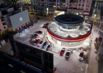 Tesla hap restorantin e parë në  Los Angeles me kamarierë robotë dhe kinema drive-in