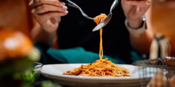 Sa i kushton çdo familjeje darka jashtë, shqiptarët derdhin 636 milionë euro në vit për hotele e restorante