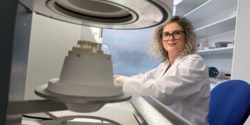 Elona Bufi, laborantja që po shkruan suksesin me “buzëqeshje” në klinikën Arel