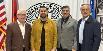Artisti Flori Lloga donacion për Federatën “Vatra”