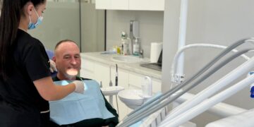 Klinika dentare Arel u rikthen buzëqeshjen pacientëve me një kujdes të veçantë stomatologjik
