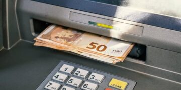 Po mbyllen bankomatët tradicionalë?